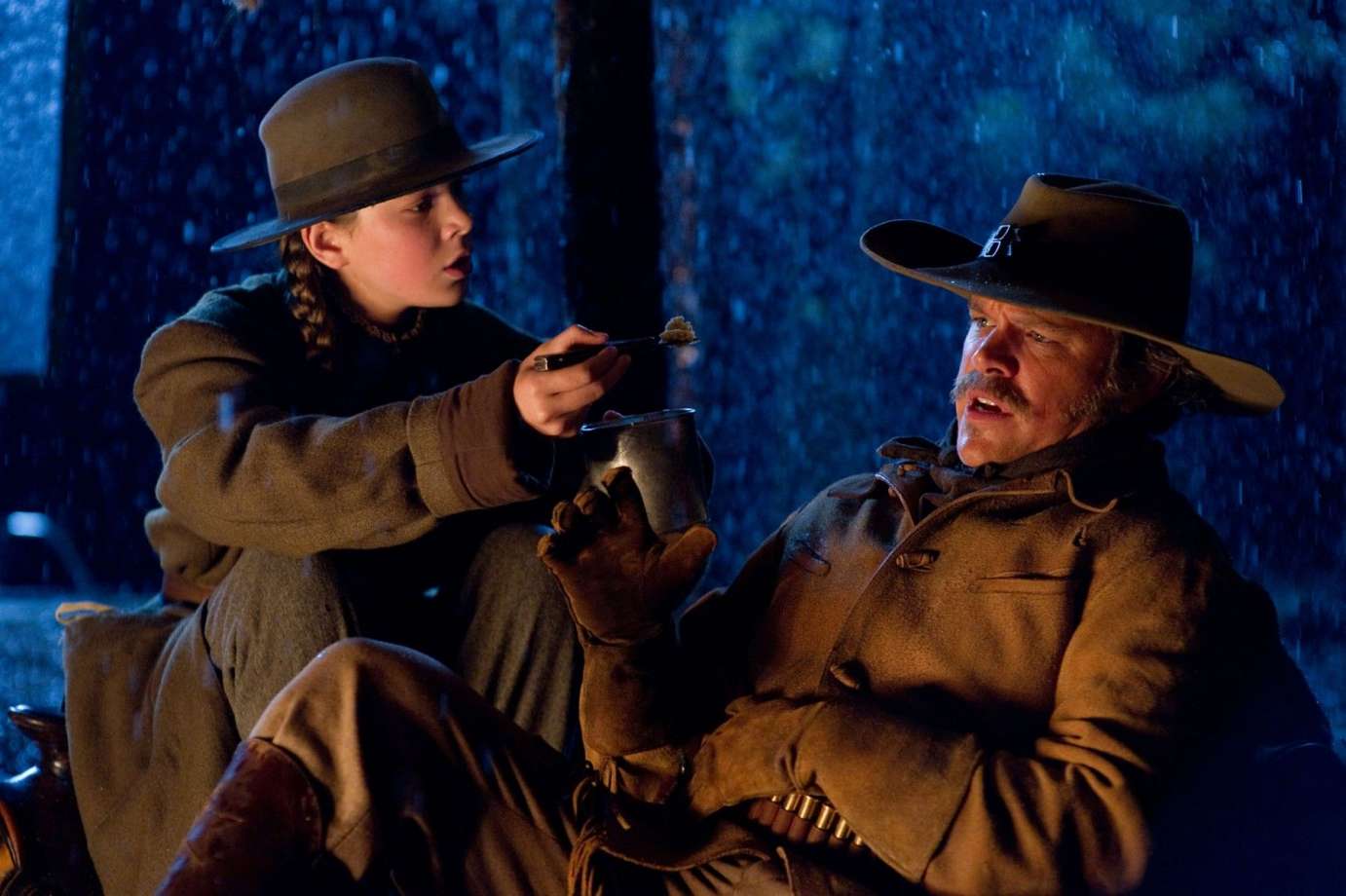 True grit. Вестерн железная хватка. Железная хватка железная маска. Hailee Steinfeld железная хватка.